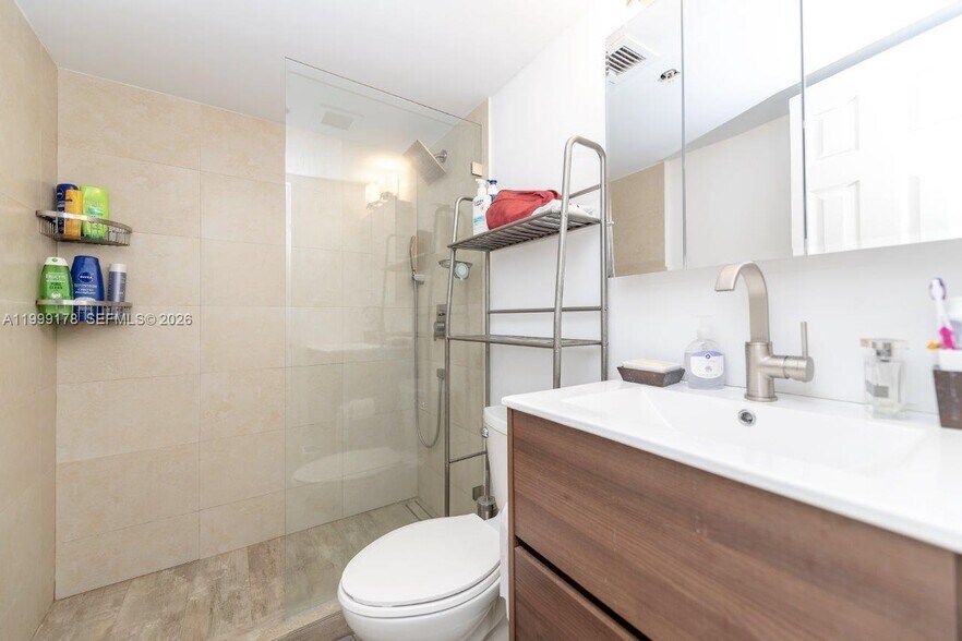 Building Photo - 1500 Bay Dr