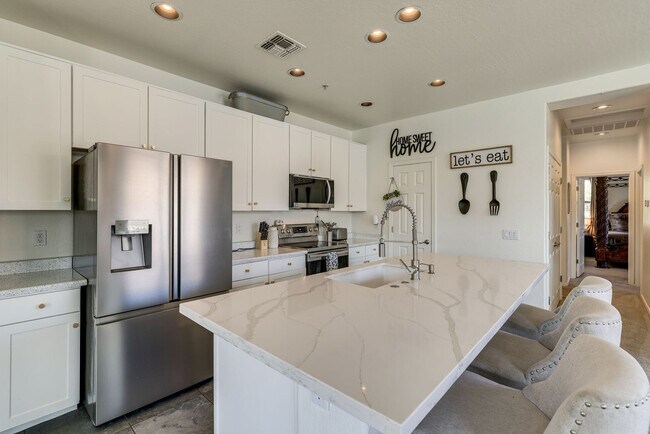 Building Photo - 2837 E Dunbar Dr