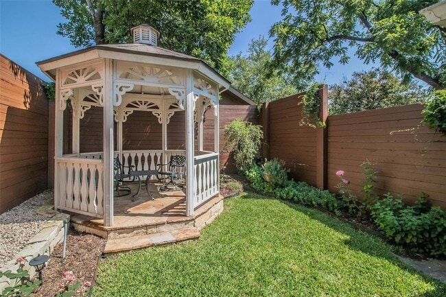 Building Photo - White Rock Highlands  4 bedrooms, 2.5 baths