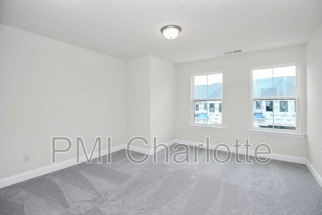 Building Photo - 6029 Mariemont Cir