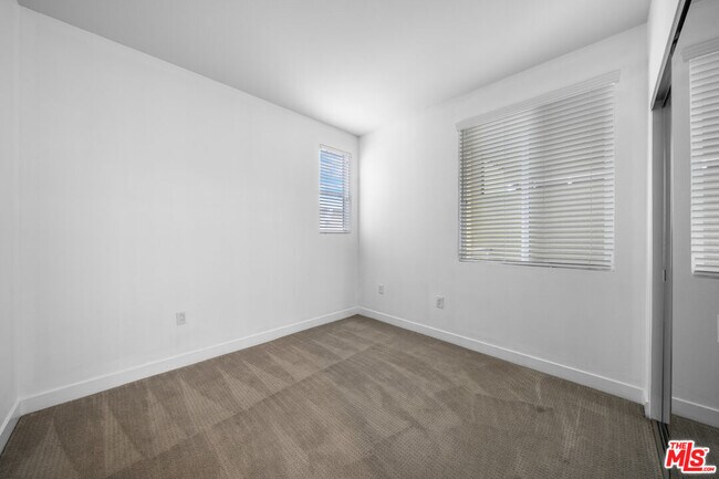 Building Photo - 436 S Virgil Ave