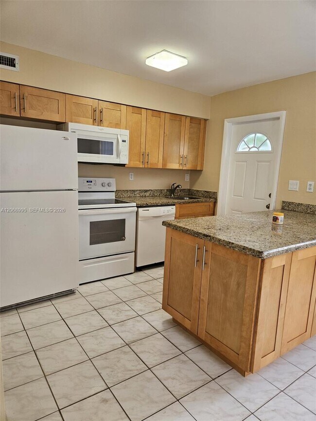 Building Photo - 1008 NE 34th Ct