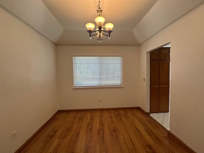 Building Photo - Spacious 5-Bedroom Home with Modern Amenit...