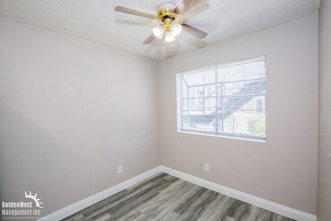 Building Photo - Beautifully Updated 2Bdm 1Ba Unit in a Gat...