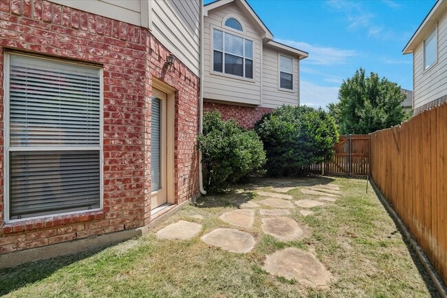 Building Photo - Spacious 3 Bedroom, 2 Bath on a Corner Lot