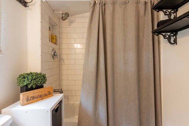 Building Photo - Cottage-style single-family home