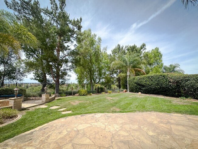 Building Photo - 32920 Northshire Cir
