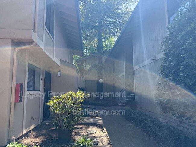 Building Photo - 2125 Northwood Cir