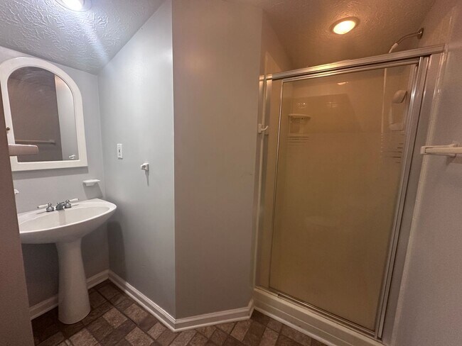 Building Photo - 3 bed, 2 full bath House in 40218 - $2,000/month