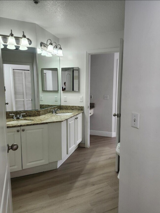 Building Photo - 11016 Legacy Dr