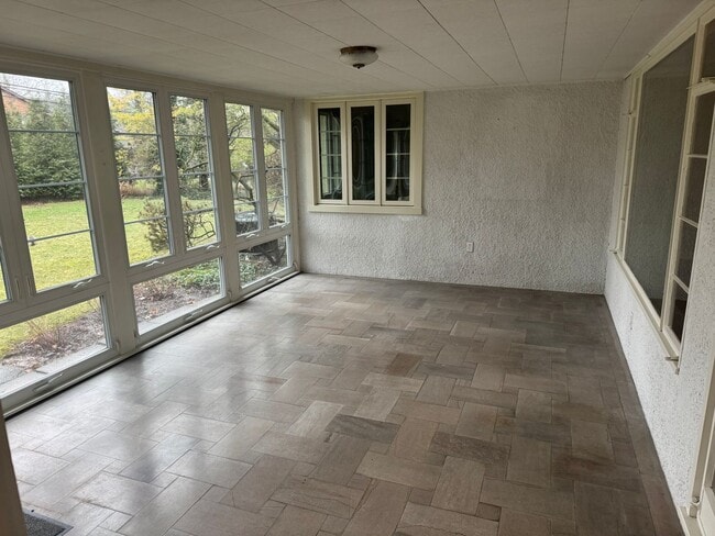 Building Photo - 3 Bedroom 2 Bath Ranch Home - Upper Arlington Schools