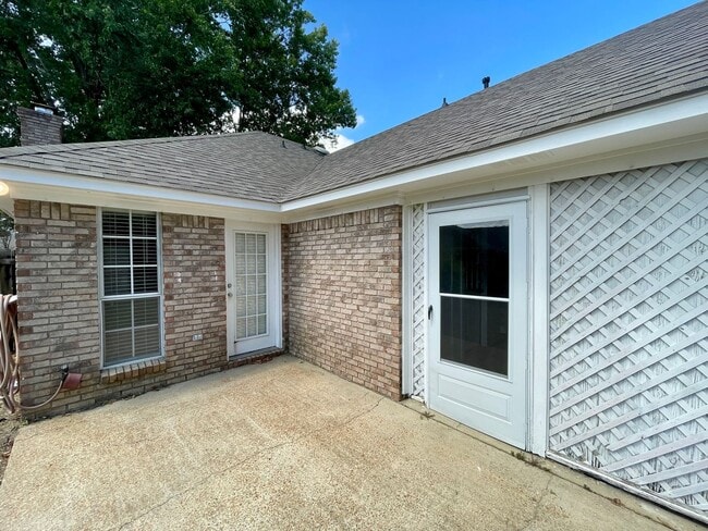 Building Photo - 3/2 Available for Rent in Madison! Cobbles...