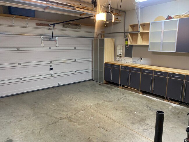 Building Photo - Beautiful Sherwood Home backs to Greenspac...