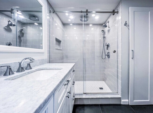 Building Photo - 222 Grand St