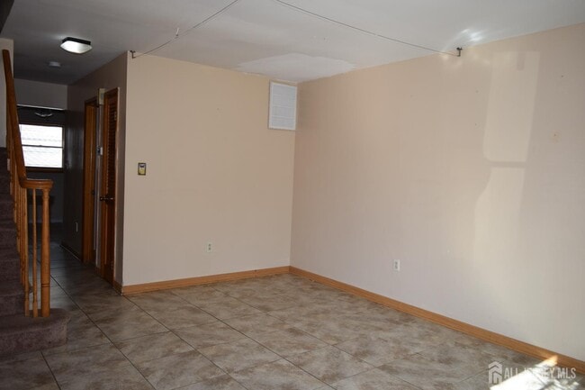 Building Photo - 172 Roosevelt Ave