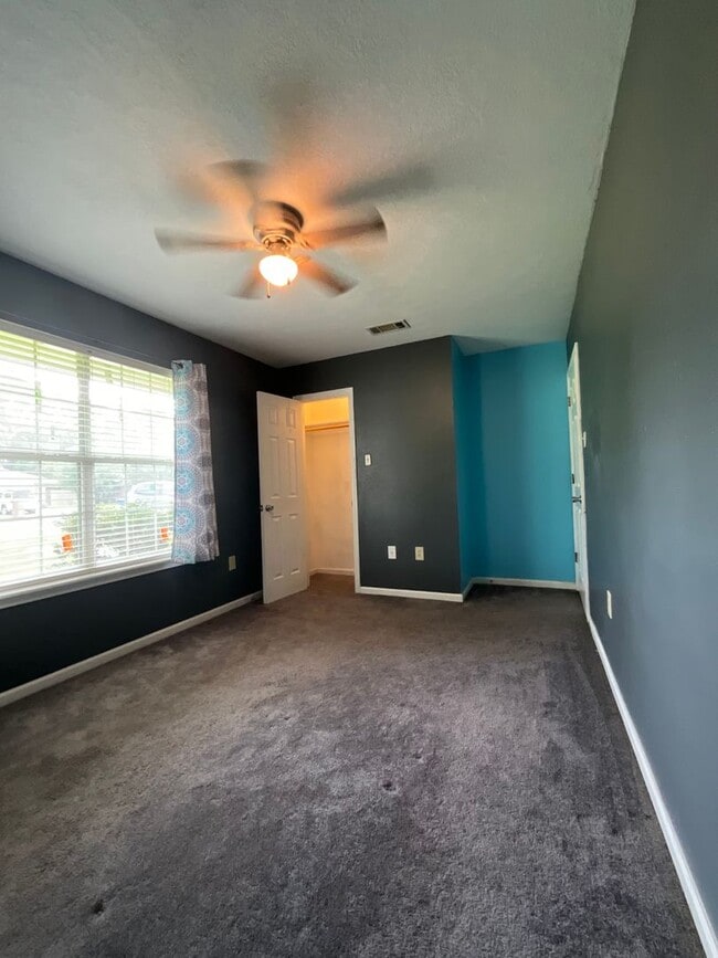 Building Photo - 2123 Hickory Dr