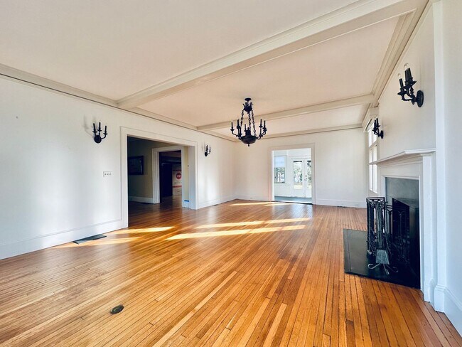 Building Photo - 671 Prospect St