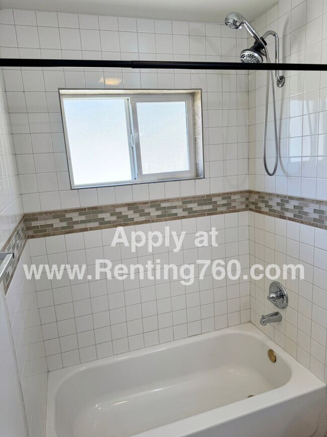 Building Photo - 3 Bed 2 Bath Home With Scenic Desert Views