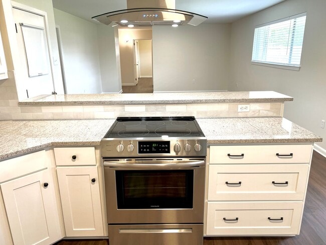 Building Photo - Updated 3 Bedroom Home with All Appliances & Double Garage