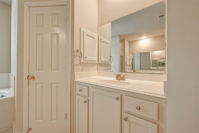 Building Photo - 12419 Shadycrest Dr