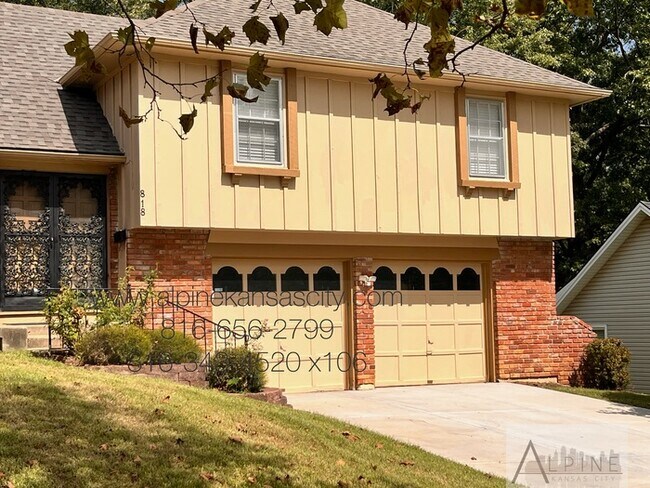 Building Photo - Beautiful Split Level, 5 TRUE Bedrooms!