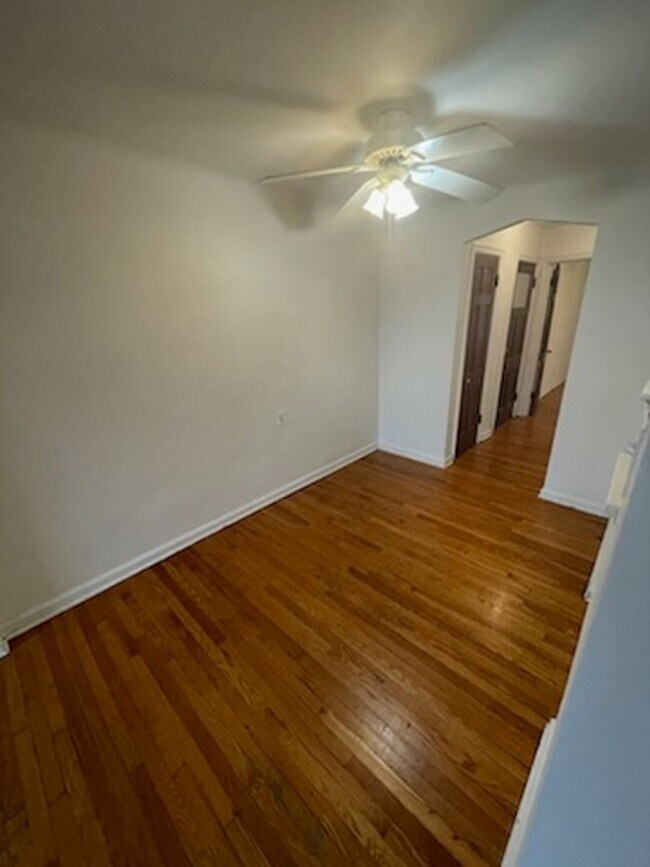 Building Photo - Charming 1-Bedroom Apartment