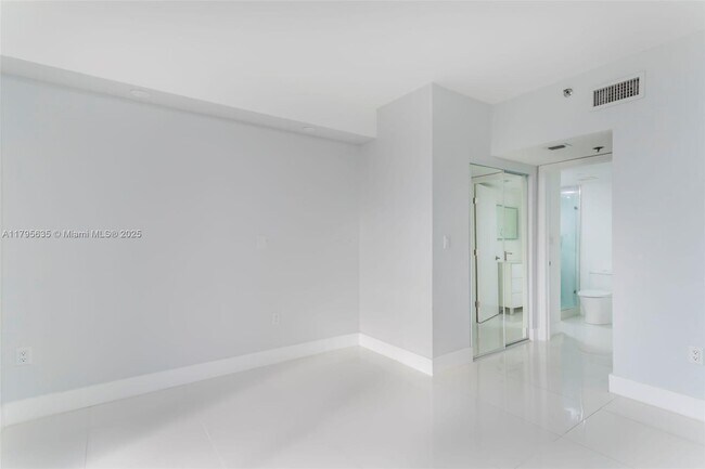 Building Photo - 540 Brickell Key Dr