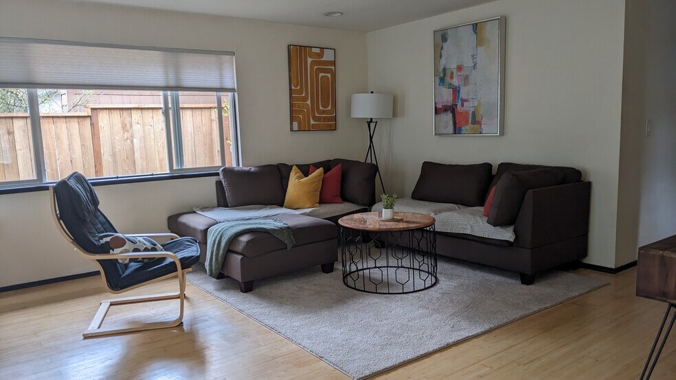 Building Photo - 1524 NE Junior St