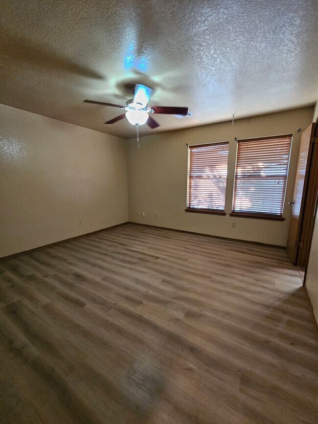 Building Photo - 1204 Burkshire Terrace