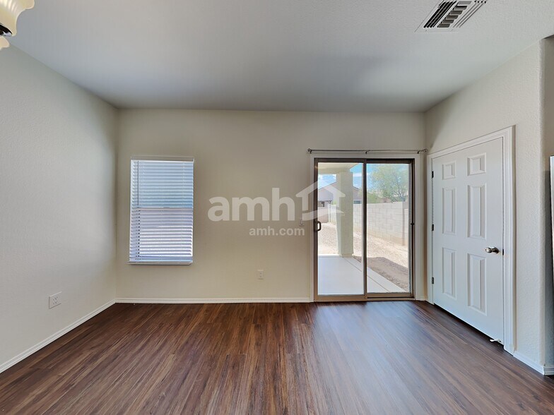 Building Photo - 83 W Calle Priscal