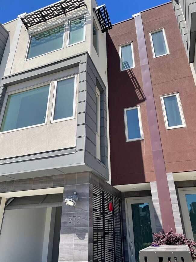 Exterior - 572 Hudson Ave