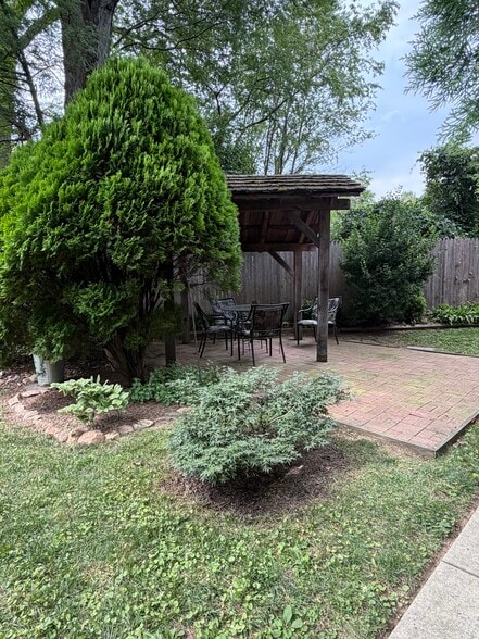 Building Photo - 871 W Walnut Ln