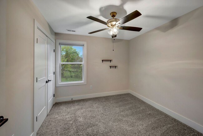 Building Photo - Modern 4 Bedroom/ 3 Bath Home in East Nash...
