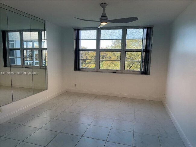 Building Photo - 625 Oaks Dr