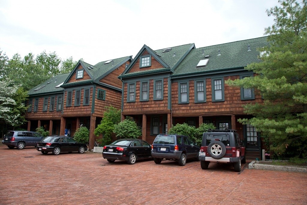 Building Photo - 241 River St