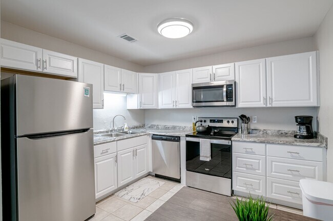 Building Photo - Centrally Located 1 Bed/1 Bath Coastal Condo