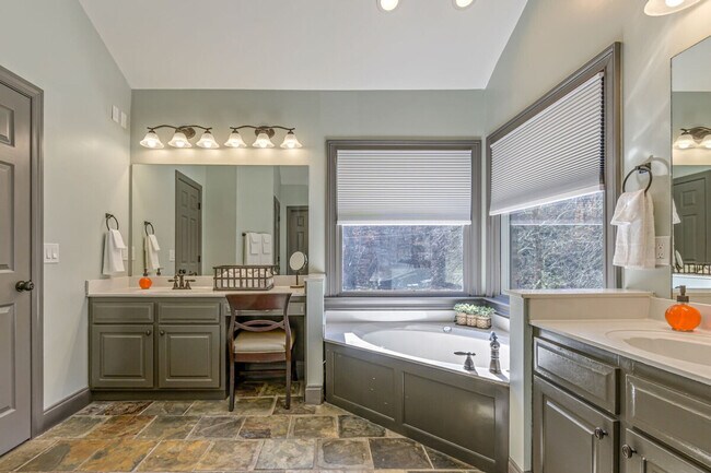 Building Photo - 10 Bridlewood Ct