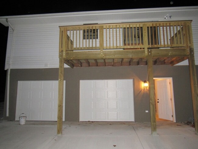 Building Photo - 4 Bedroom, 3 Bath Basement Ranch with Coun...