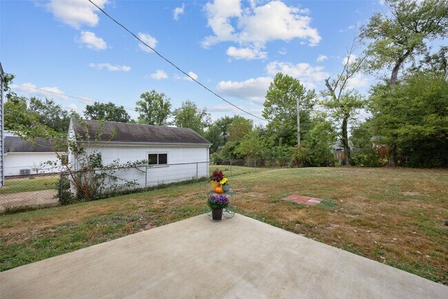 Building Photo - 417 Chamberlin Dr