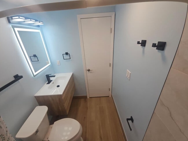 Building Photo - 2900 NE 30th St