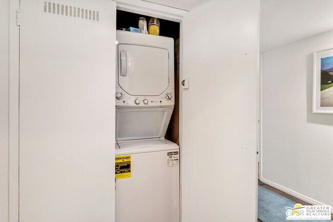 Building Photo - 2301 S Sky View Dr
