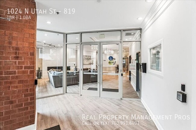 Building Photo - 1024 N Utah St