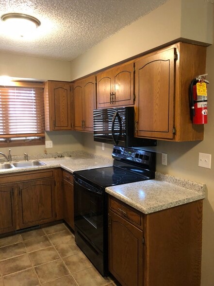 Building Photo - 1843 Hollywood Ct