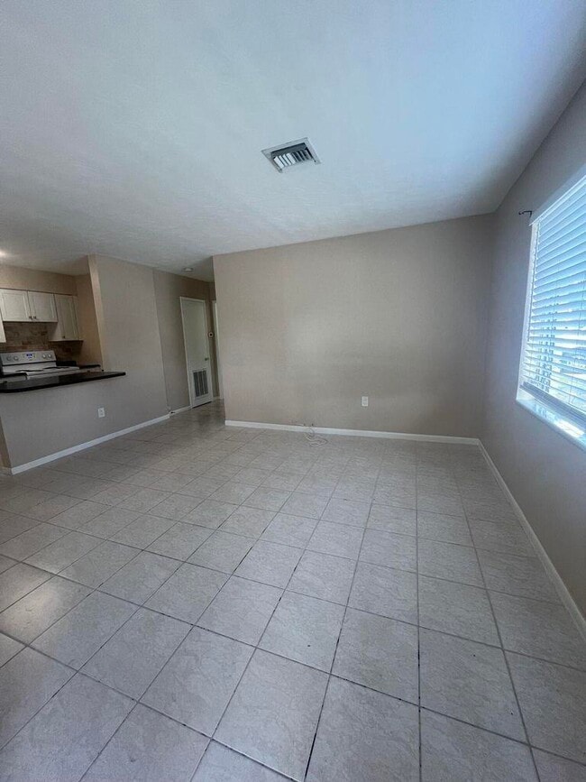 Building Photo - 1037 N Victoria Park Rd