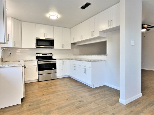 Building Photo - 604 Golfview Dr