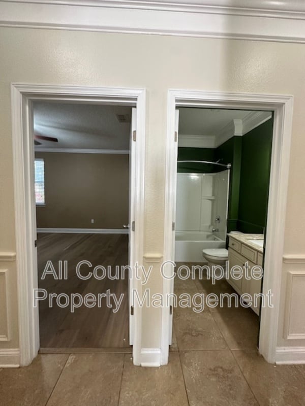 Building Photo - 738 W Kings College Dr