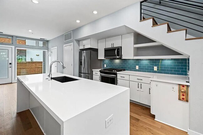 Building Photo - 2002 E 7th St