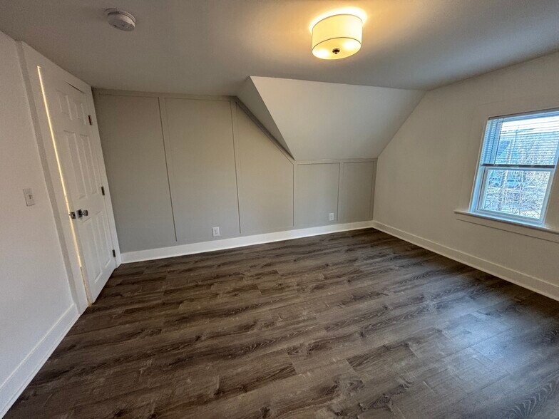 Building Photo - 1744 Farmington Ave