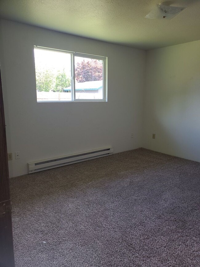 Building Photo - 2 bed 1 bath Duplex