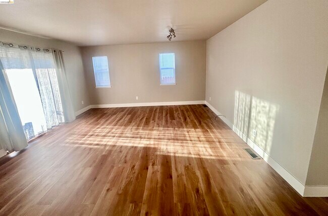 Building Photo - 525 Clayton Ave